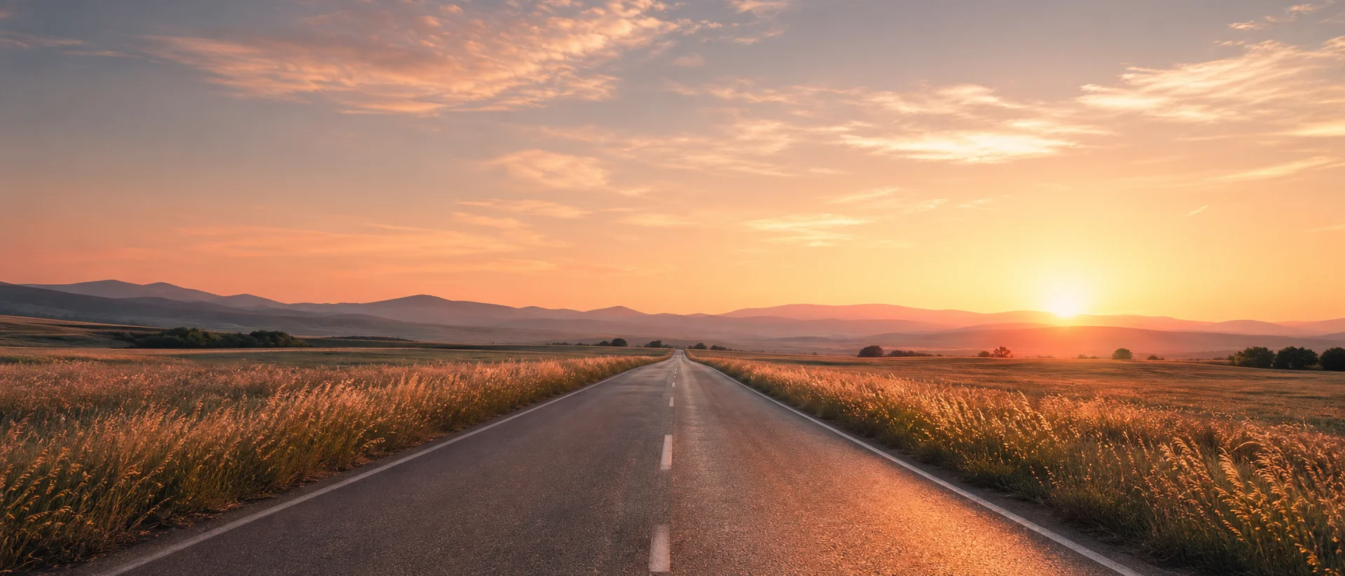 Carretera vacía y en calma que se dirige hacia un horizonte dorado al atardecer